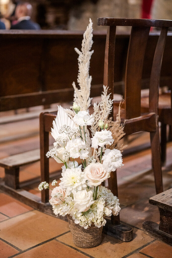 Bouts de bancs fleuris à l’église