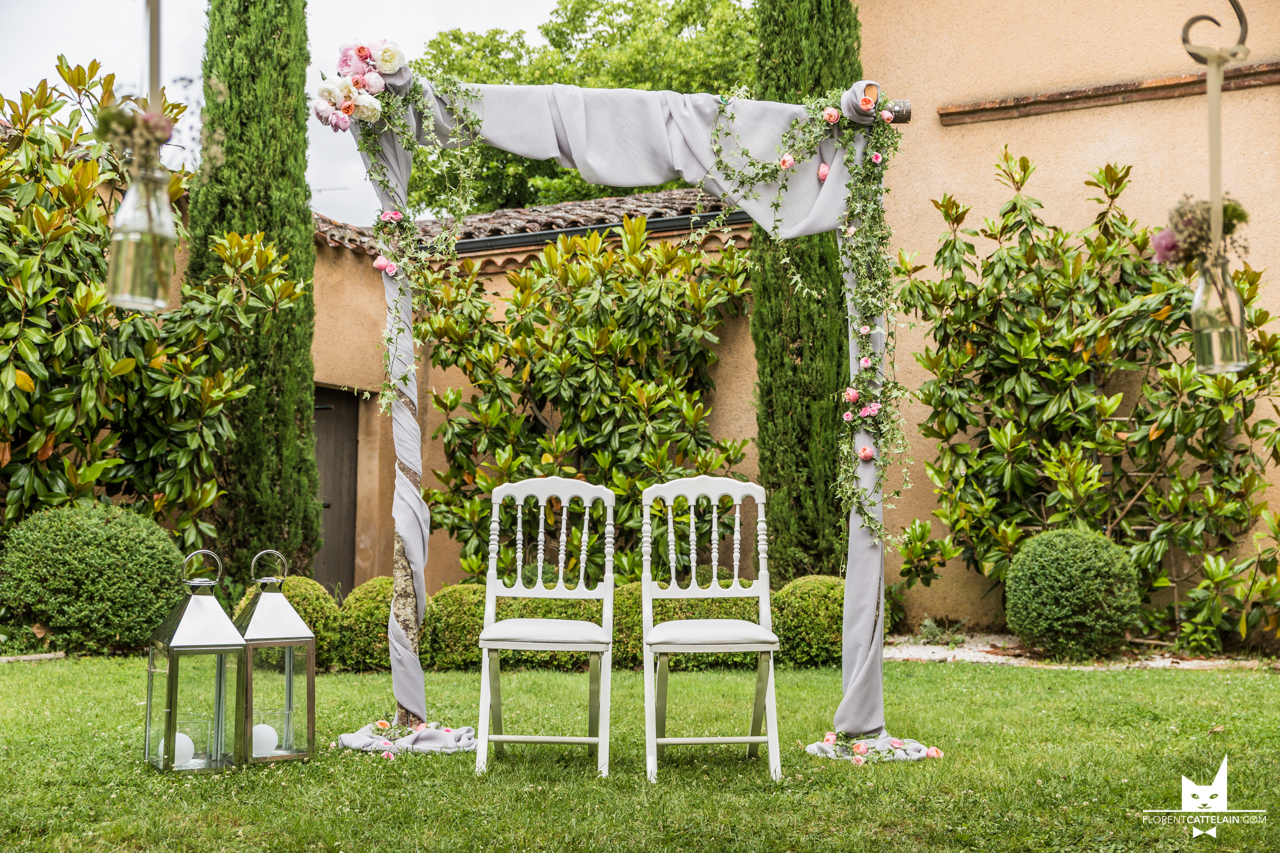 cérémonie arche bouleau et fleurs – mariage domaine Montjoie toulouse – wedding planner toulouse la dolce vita