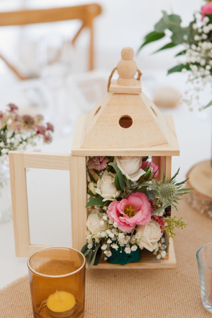 Centre de table lanterne blanche et fleurs organisation mariage La Dolce Vita.jpg
