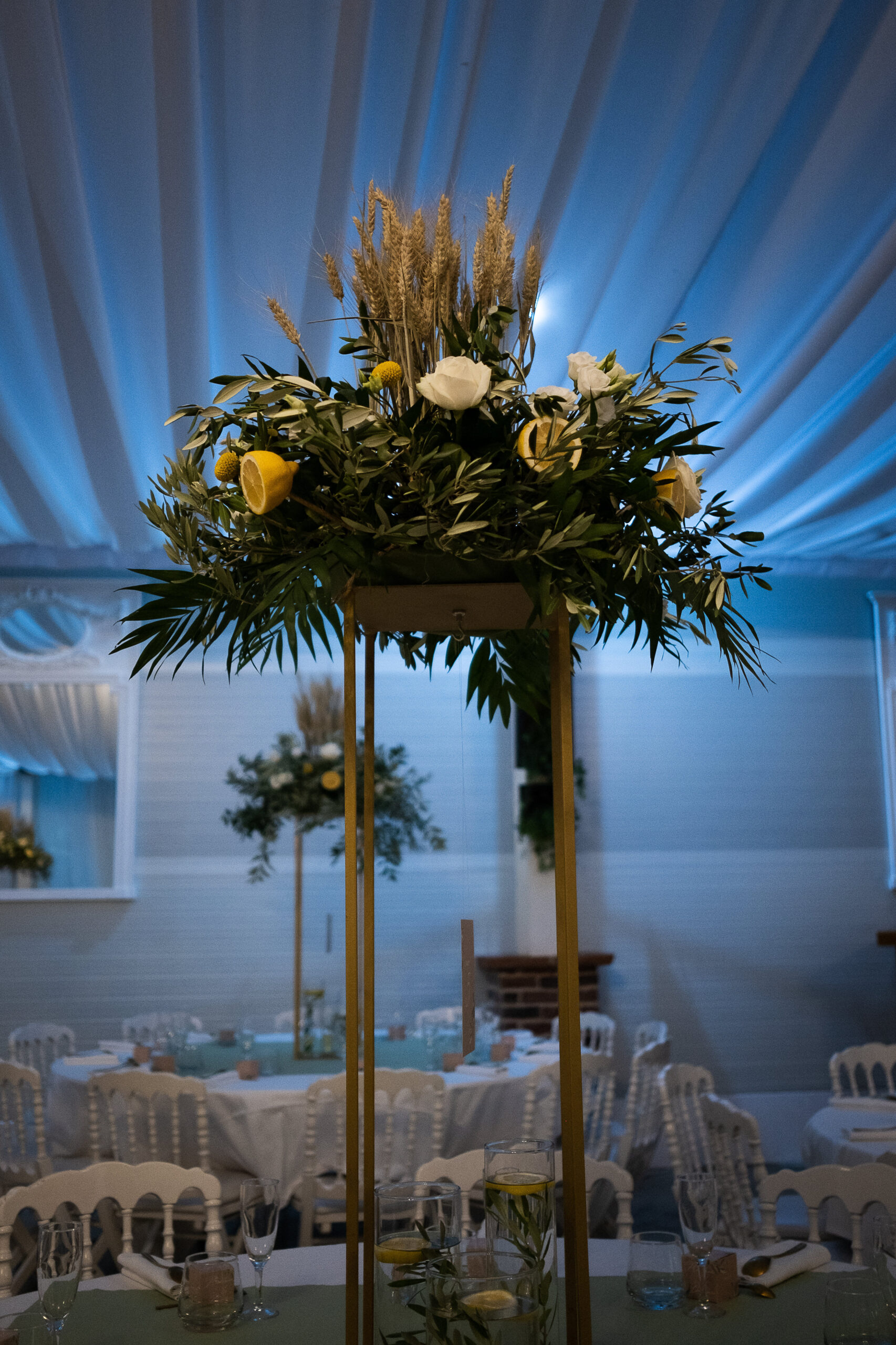 Centre de table olivier, blé, crapedia, rose et citron