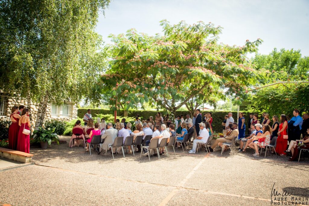 cérémonie civile à l’ombre d’un arbre