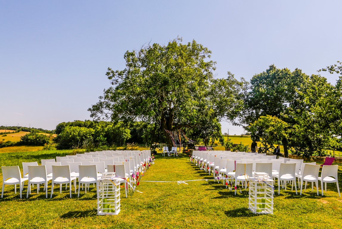 cérémonie laïque mariés face aux invités – mariage domaine Montjoie toulouse – wedding planner toulouse la dolce vita