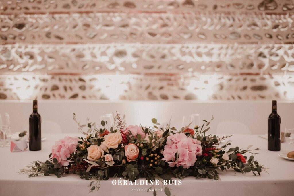 Chemin de table fleuri La Dolce Vita Organisation Mariage Toulouse.jpg
