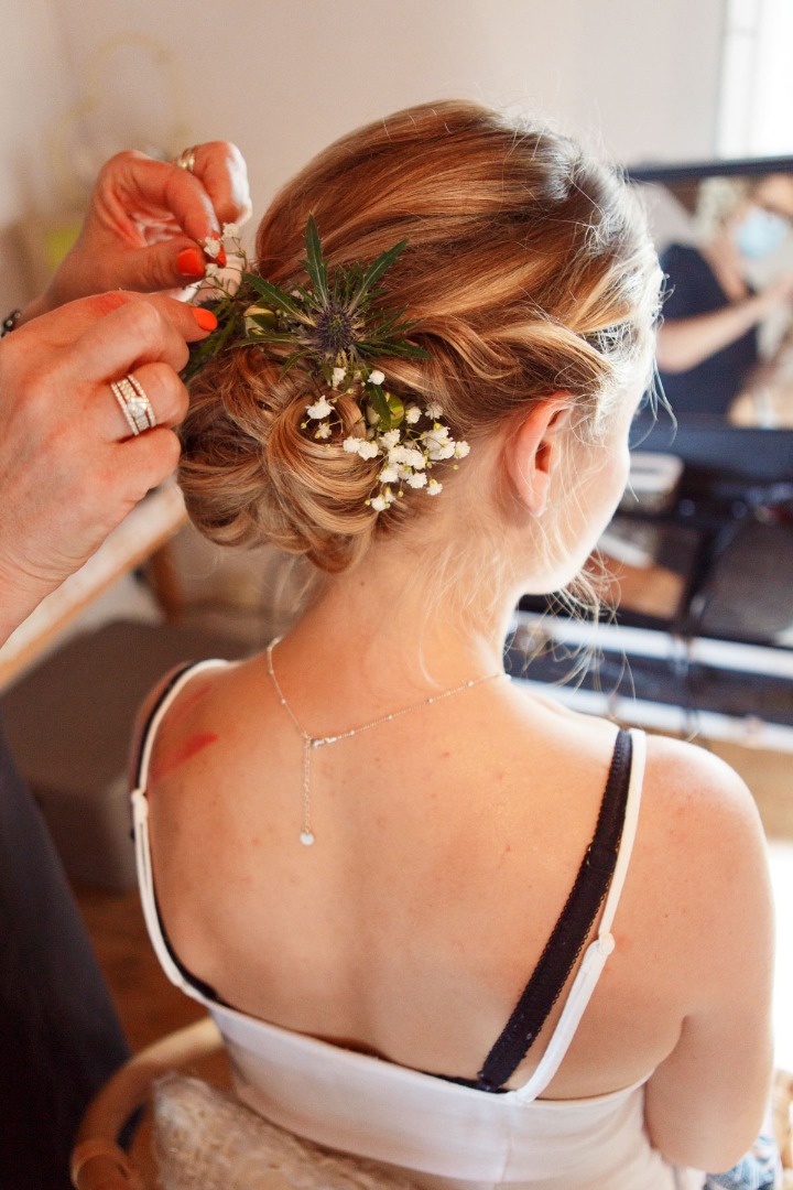 Chignon fleuri La Dolce Vita Organisation Mariages Toulouse.jpg