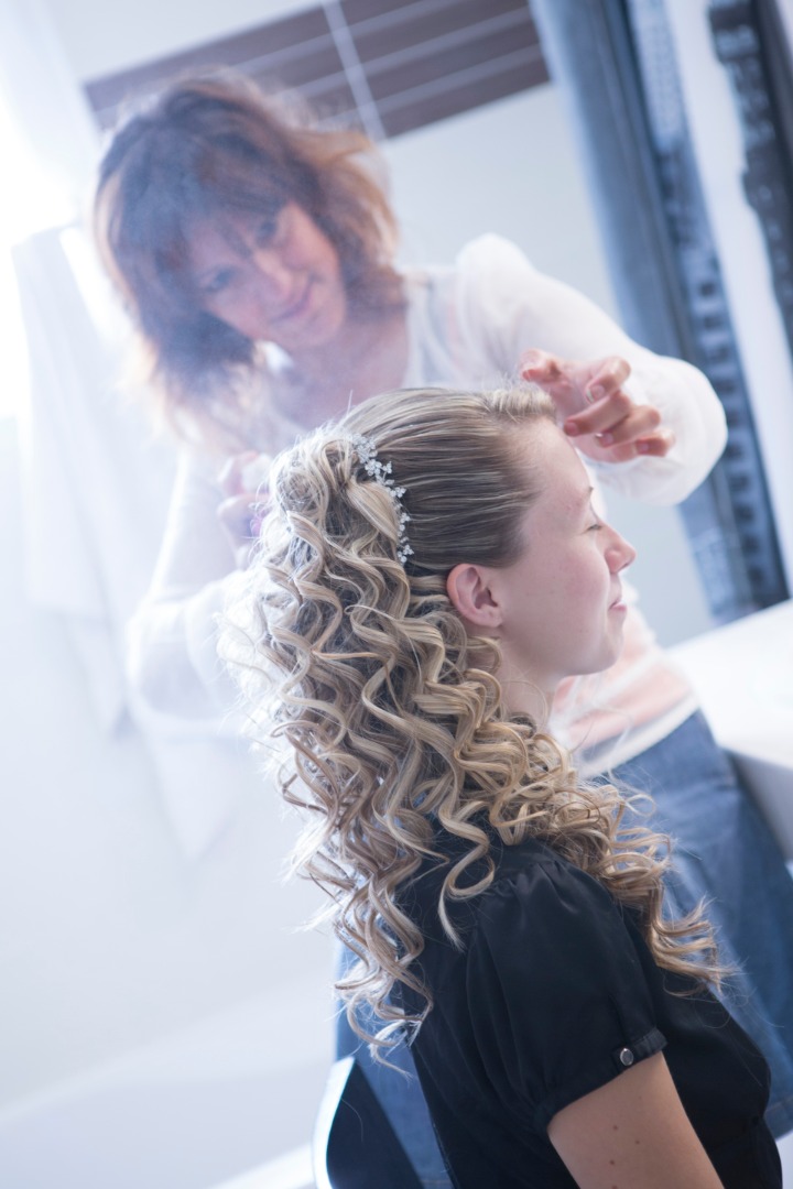 Coiffure cheveux bouclés attachés La Dolce Vita Organisation Mariages Toulouse.jpg