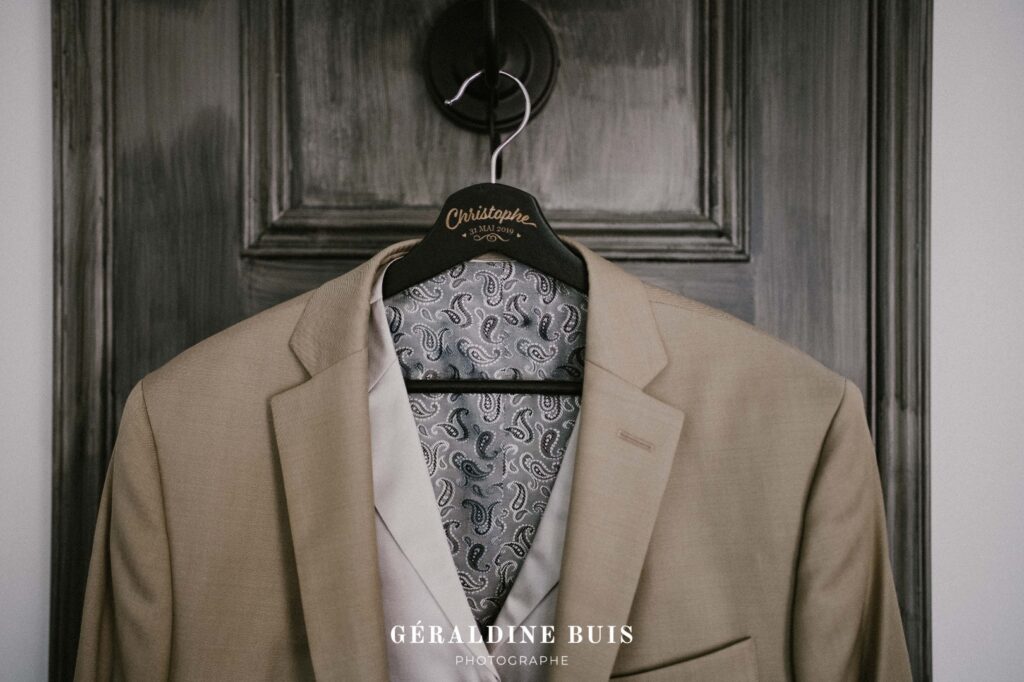 Costume beige et motif La Dolce Vita Organisation mariage Toulouse