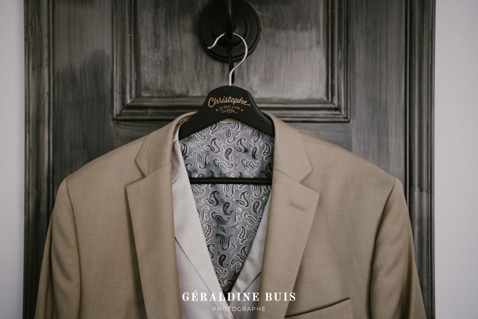 Costume beige et motif La Dolce Vita Organisation mariage Toulouse