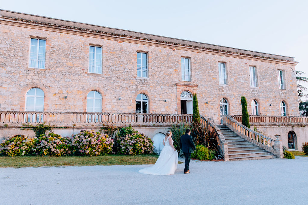 Couple devant le chateau de Tauziès