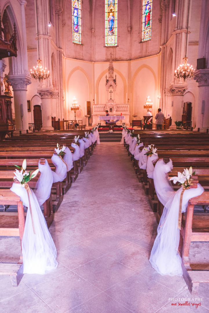 Déco église avec lys – la dolce vità, château saint louis, mariage Montauban Toulouse