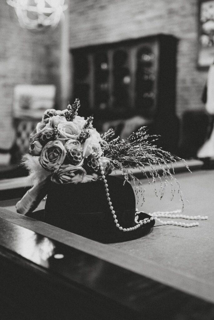 Déco rétro chapeau perles et plumes La Dolce Vita organisation mariage Toulouse.jpg