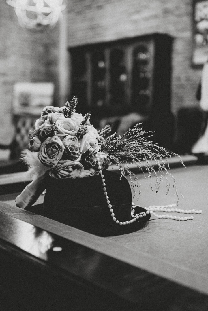 Déco rétro chapeau perles et plumes La Dolce Vita organisation mariage Toulouse.jpg