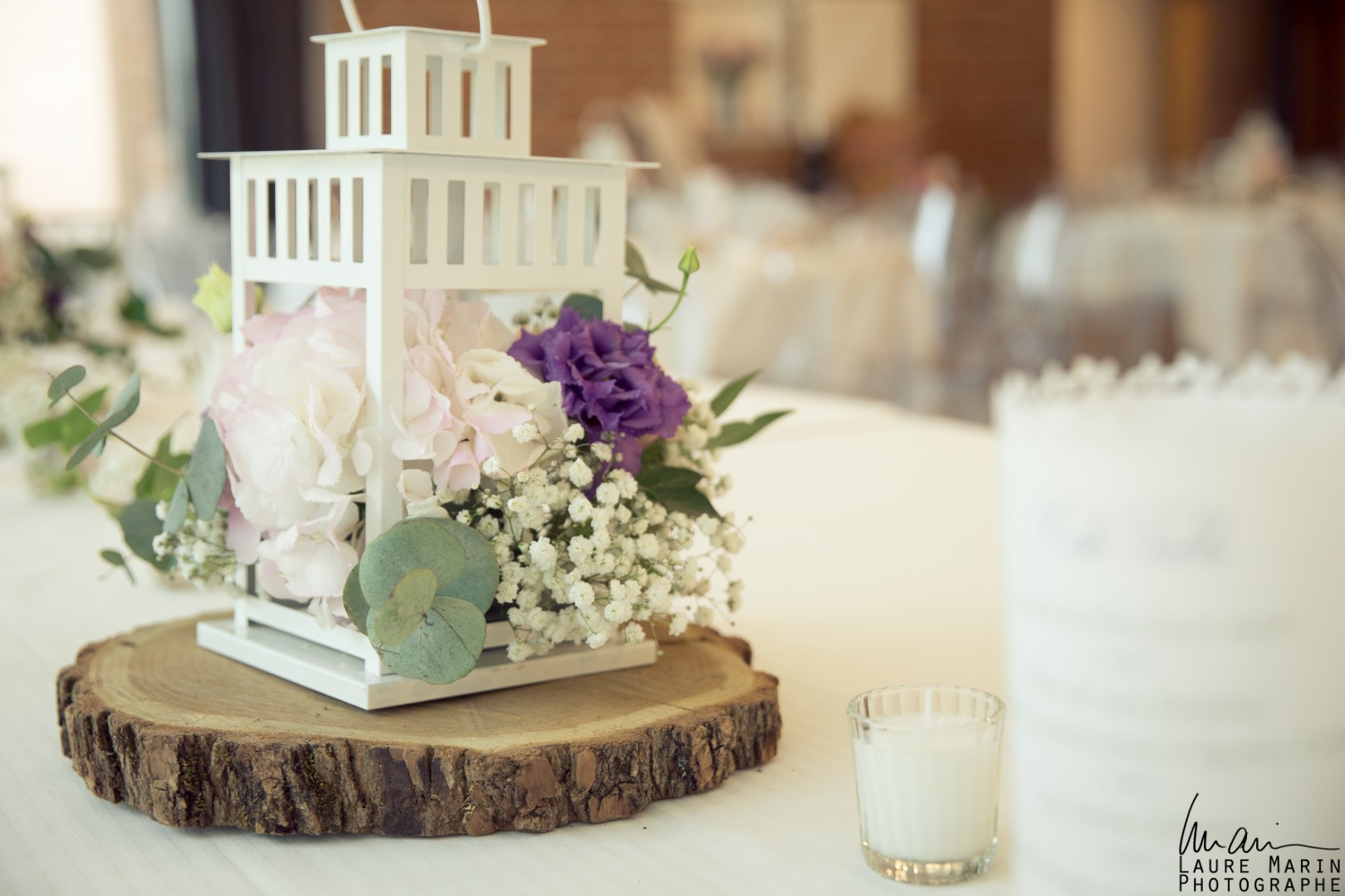 Décoraction de table lanterne fleurie violet et blan Occitanie La Dolce Vita mariages.jpg