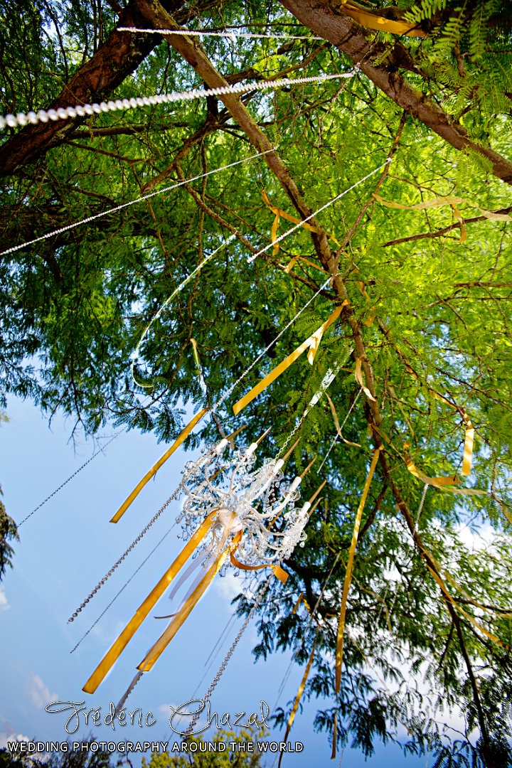 Décoration arbre rubans gole La Dolce Vita Occitanie.jpg