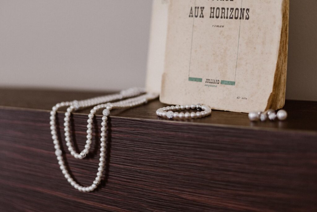 Décoration vintage collier de perles La Dolce Vita organisation mariage Toulouse.jpg