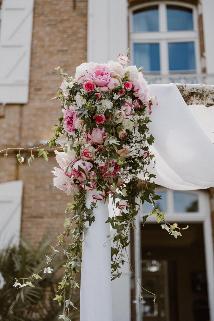 Détail arche fleurie La Dolce Vita Organisation Mariage Toulouse.jpg