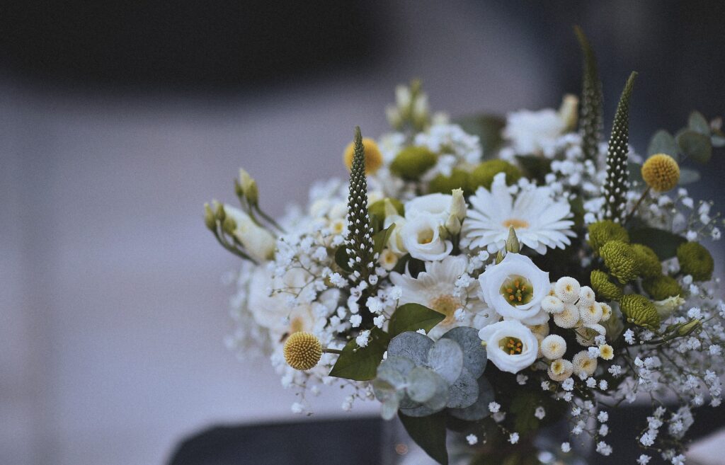 Détail bouquet naturel jaune blanc La Dolce Vita Organisation Mariage Toulouse.jpg