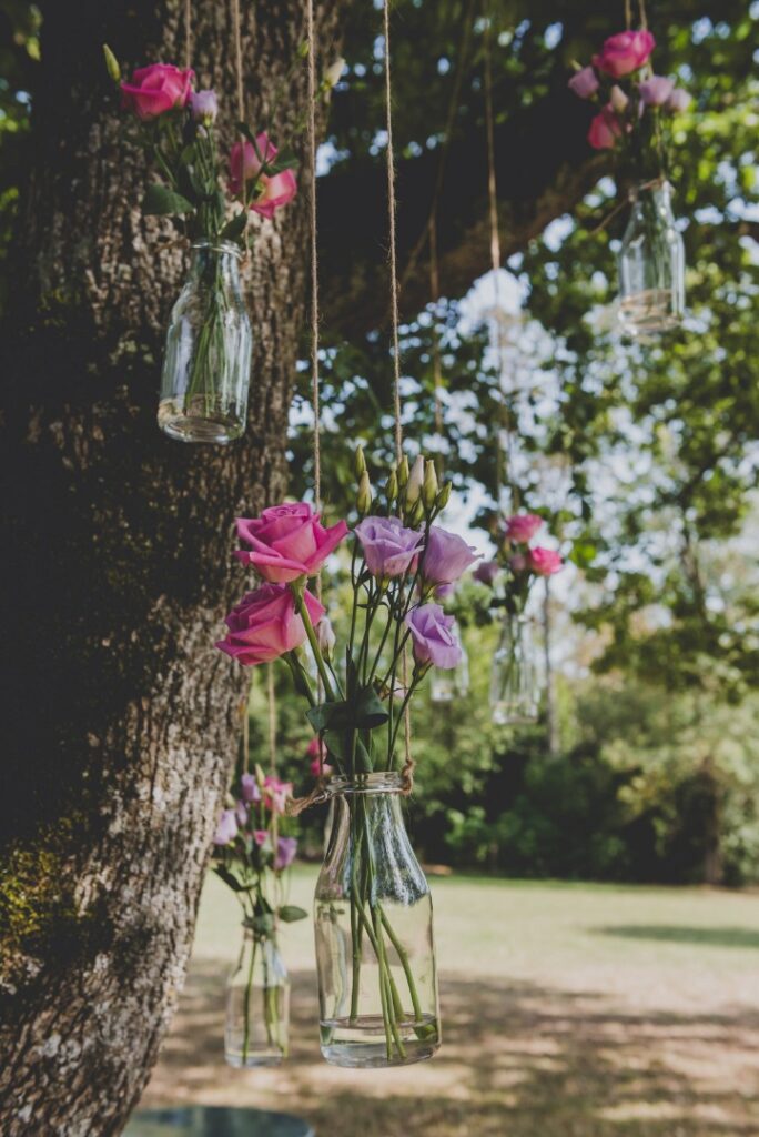 Détail décoration arbre port de fleurs suspendus La Dolce Vita Organisatrice de mariage.jpg
