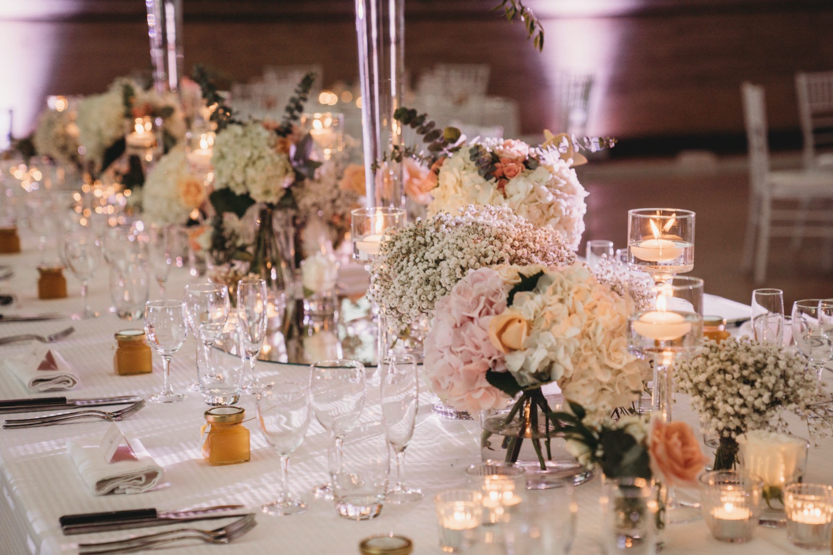 La Dolce Vita | enfilade fleurie avec bougies