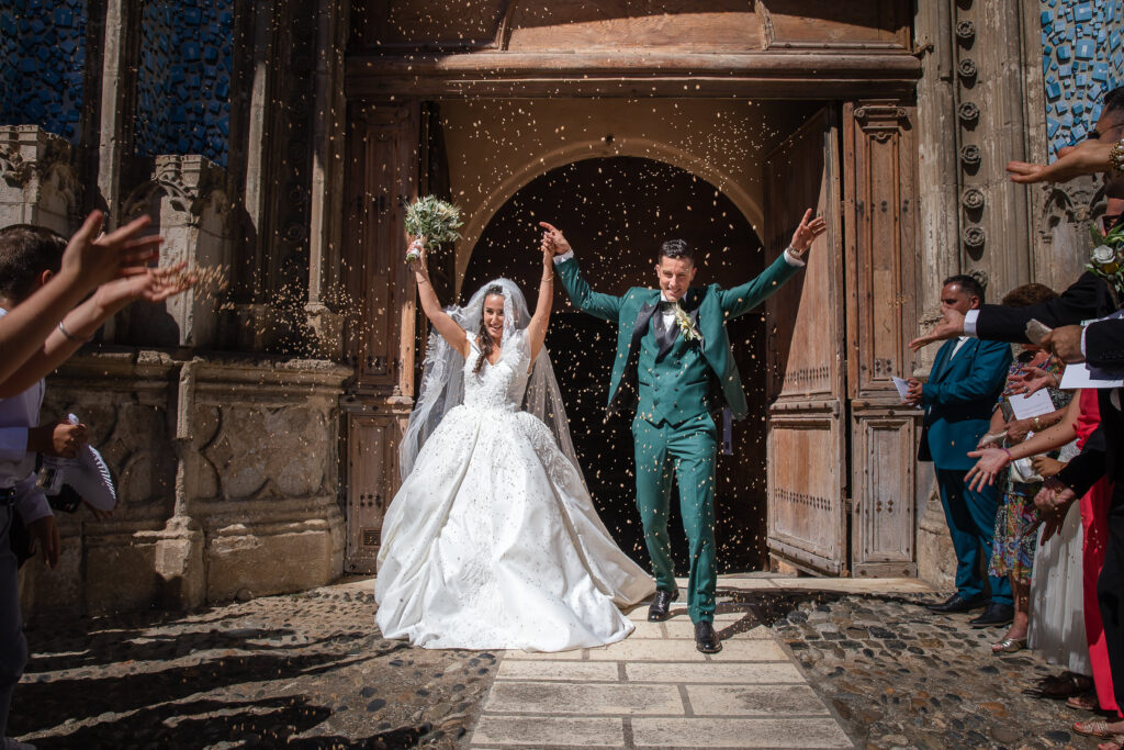 Jeter de blé à la sortie de l’église