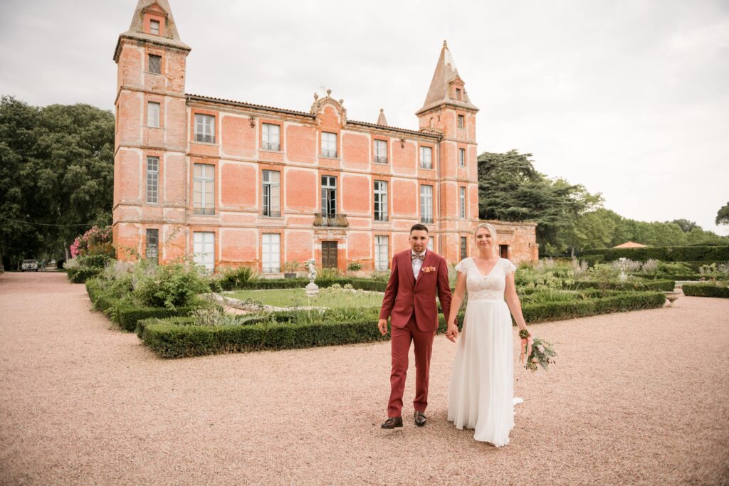 Jeunes mariés devant le château