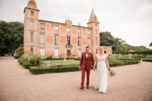 Jeunes mariés devant le château
