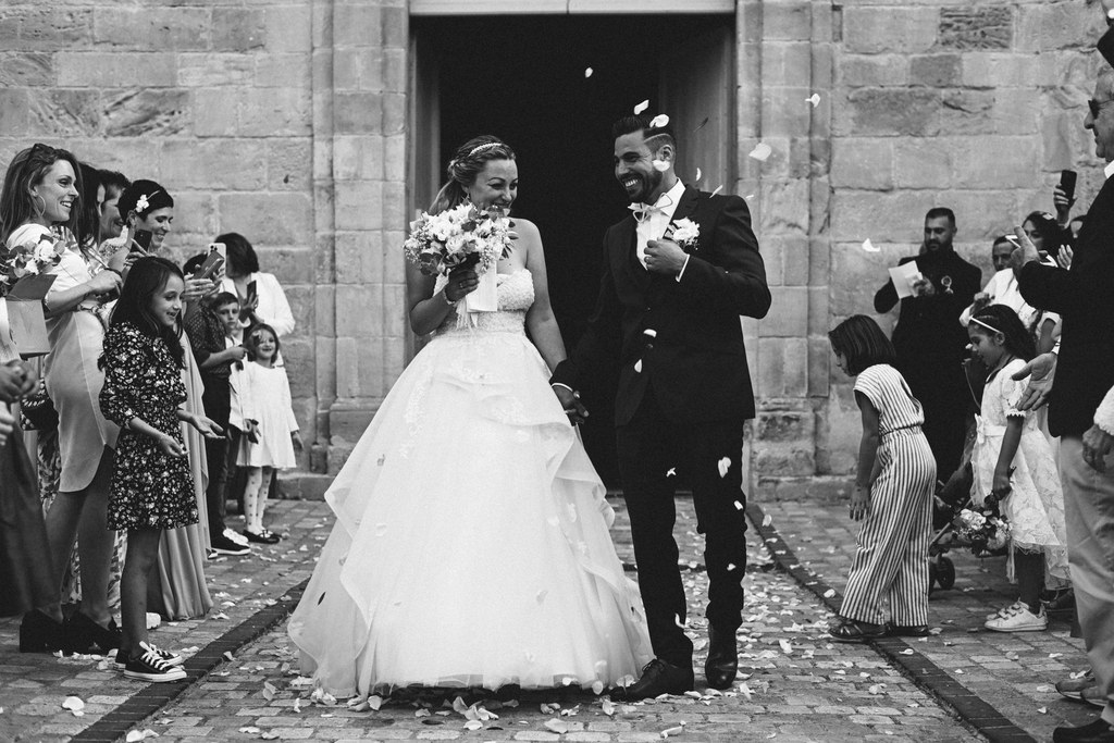Sortie de l’église sous une pluie de pétales