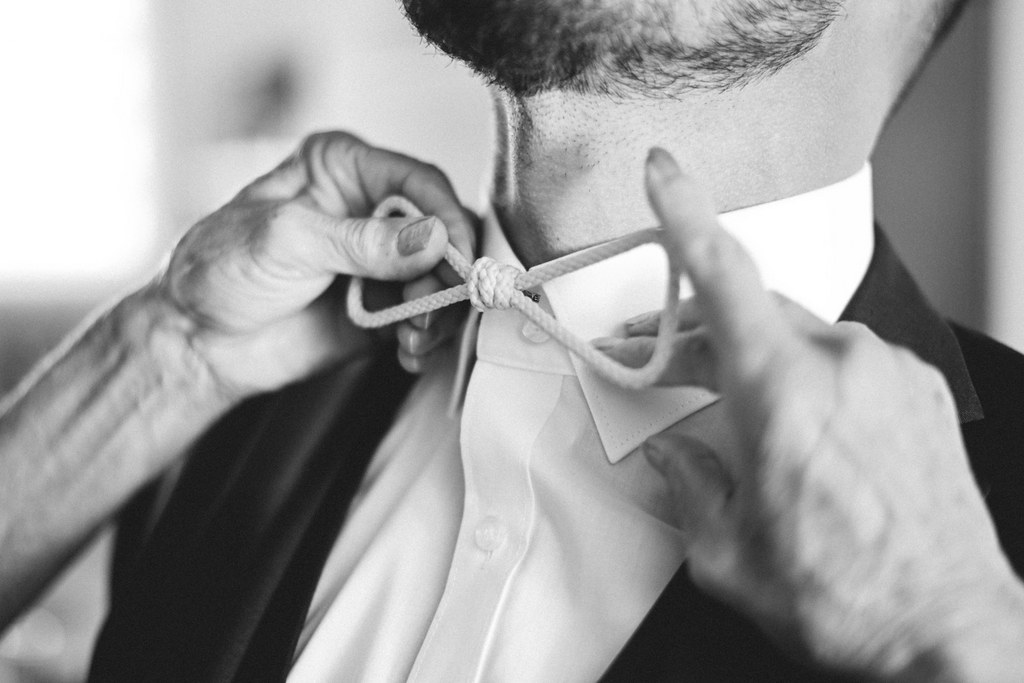 Noeud papillon sur le marié