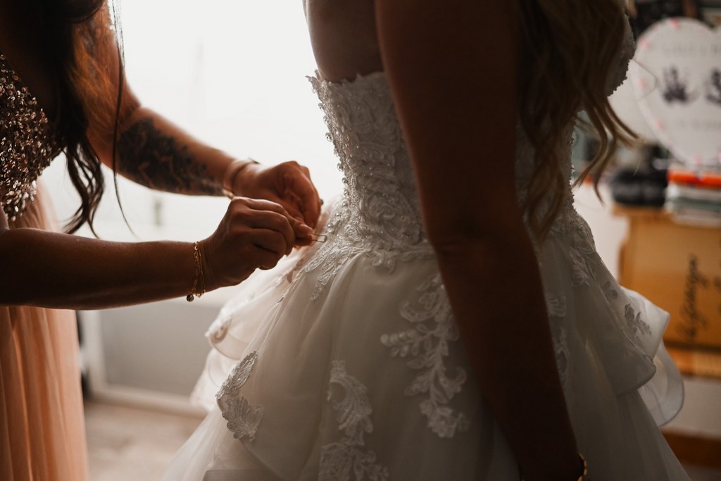 Besoin d’aide pour attacher la robe