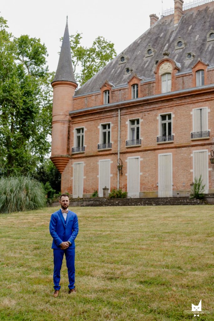 Marié devant le château