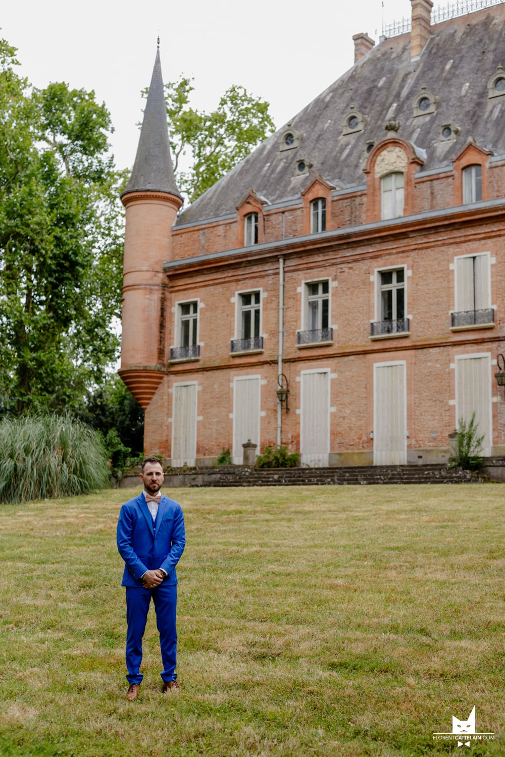 Marié devant le château