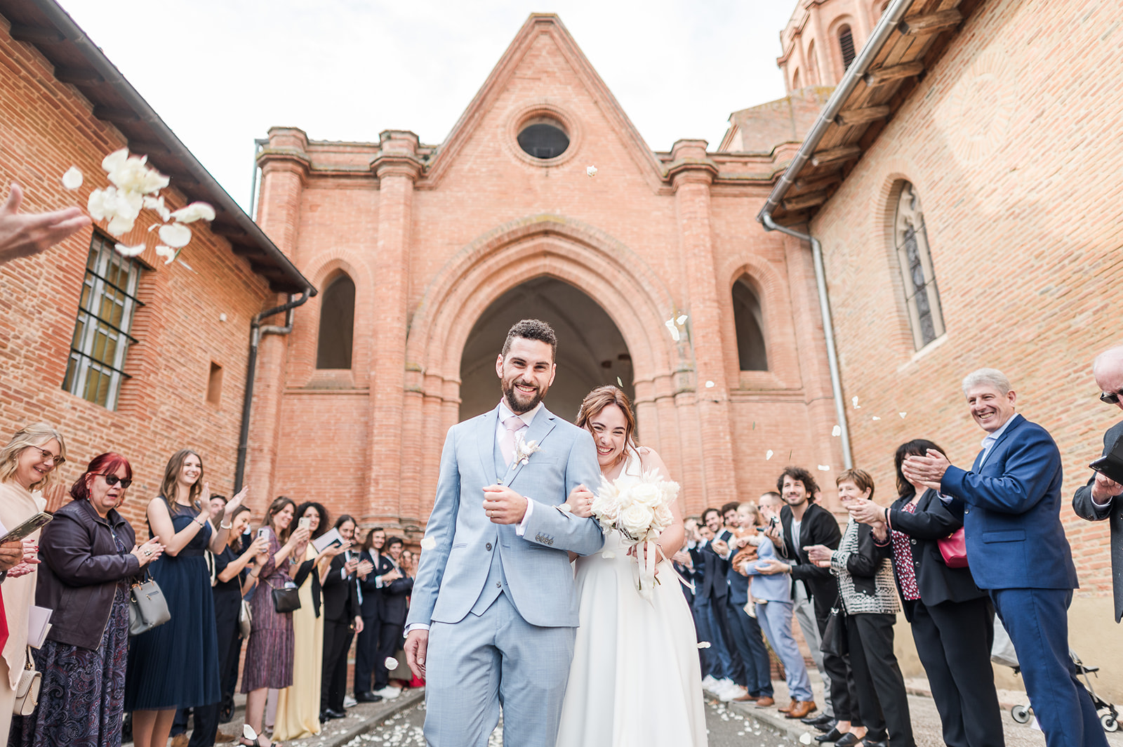 Mariés célébrer par leurs proches