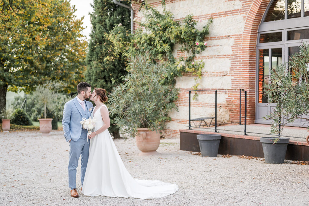 Mariés devant le domaine