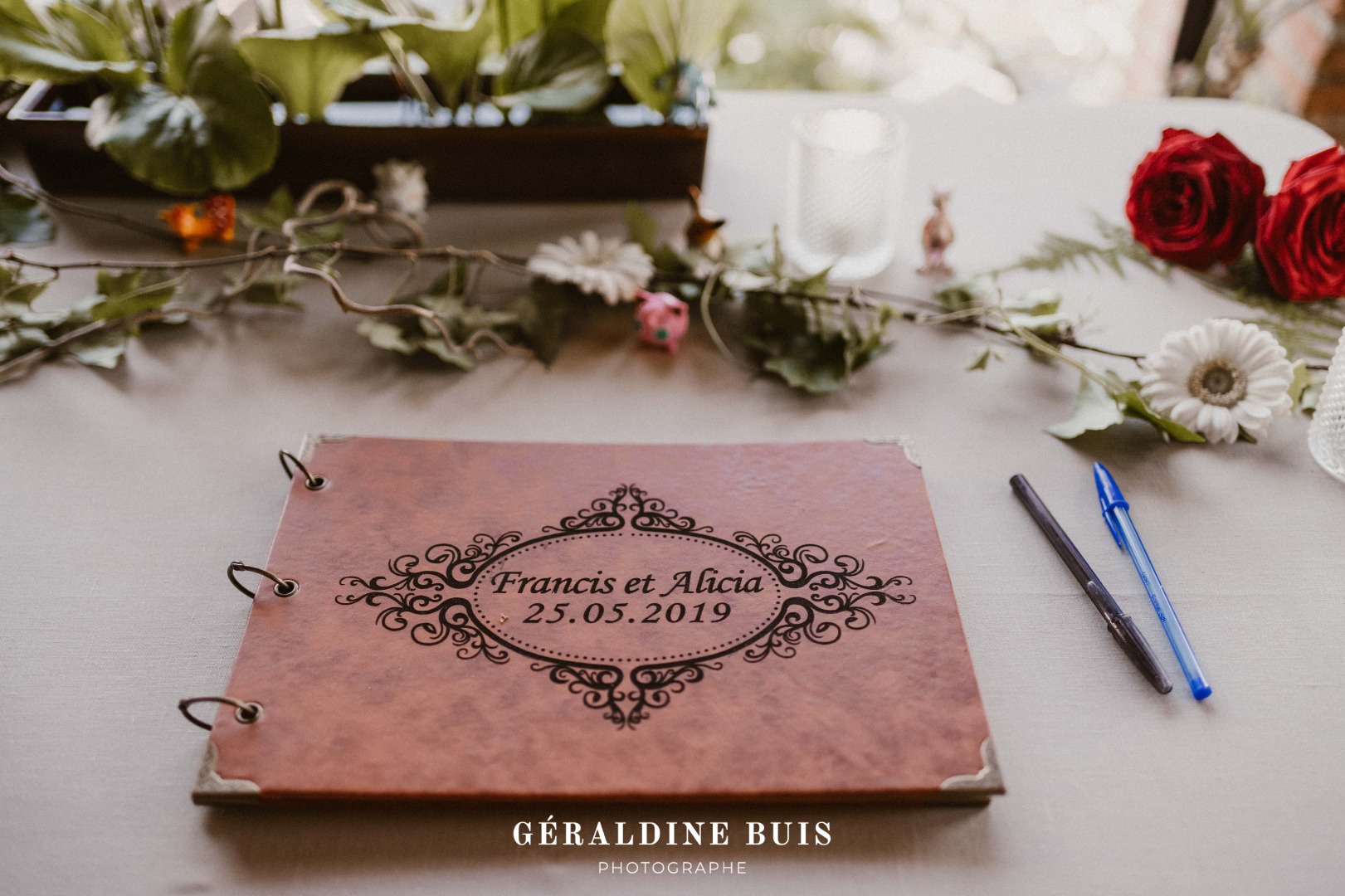 Table des dons fleurie et cage La Dolce Vita Organisation de Mariages Toulouse