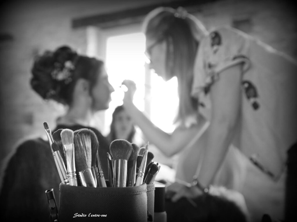 Maquilleuse et ses pinceaux La Dolce Vita Organisation Mariage Toulouse.jpg