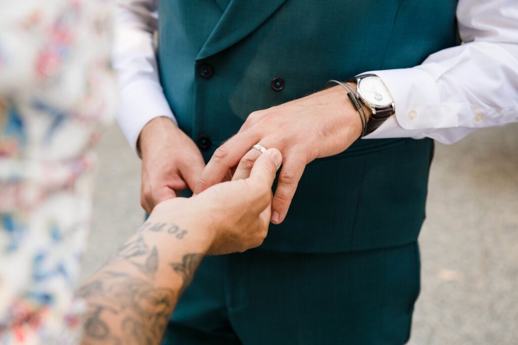 Mariage civil – alliances et costume By Monsieur