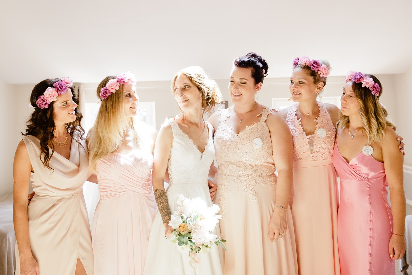 Mariée et témoins demoiselles d’honneur