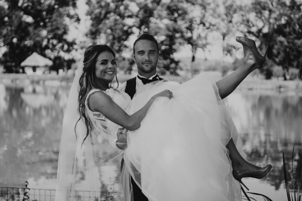 mariée portée par son mari