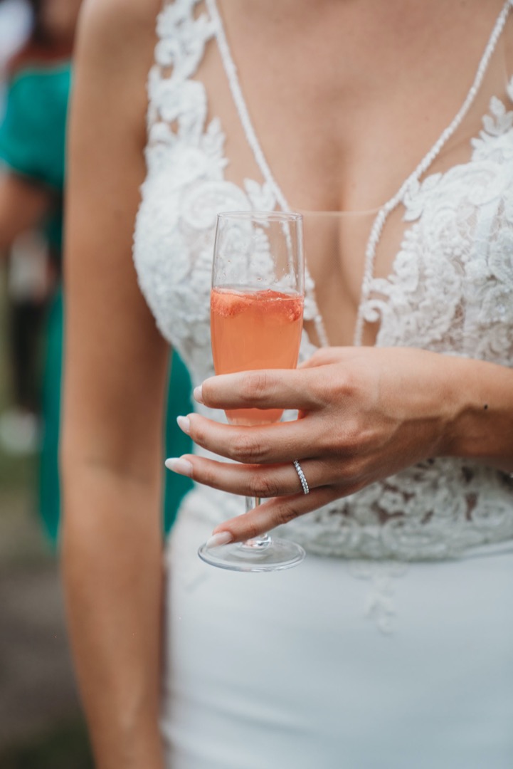 La Dolce Vita | mariée trinque pour ouvrir le vin d’honneur