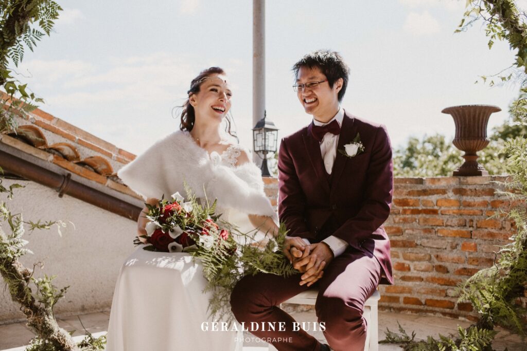 Mariés rient aux éclats cérémonie