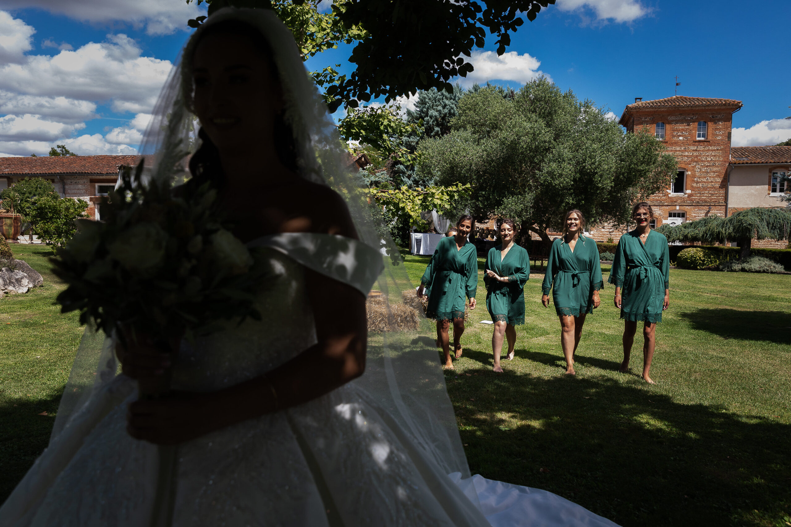 Moment entre filles, découverte de la mariée par demoiselles d’honneur