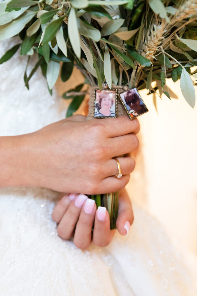 photos proche attachées au bouquet