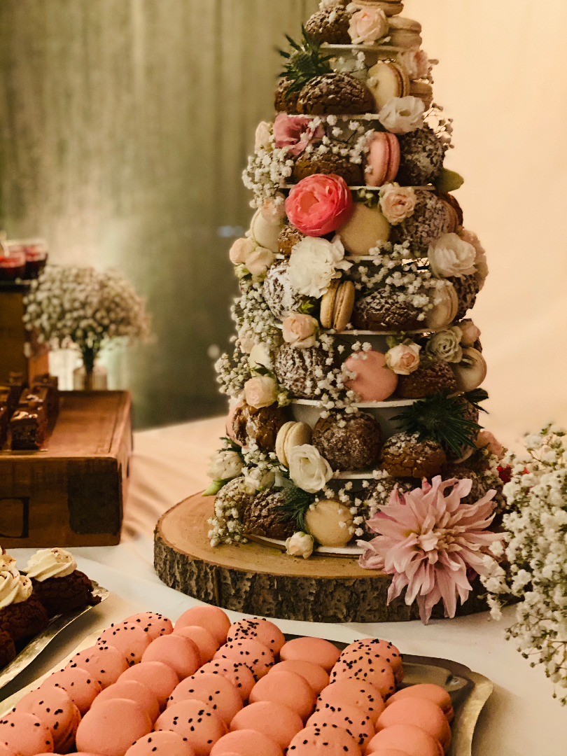 Pièce montée choux macaron et fleurs pâtissière toulouse