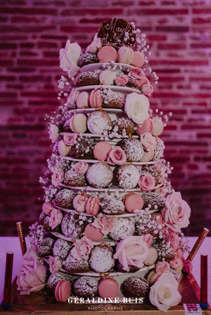 Pièce montée ronde chou, macarons et fleurs
