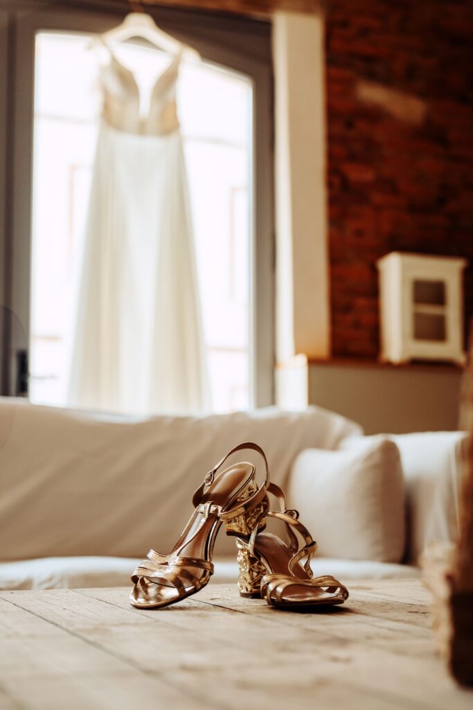 Robe et chaussures de la mariée