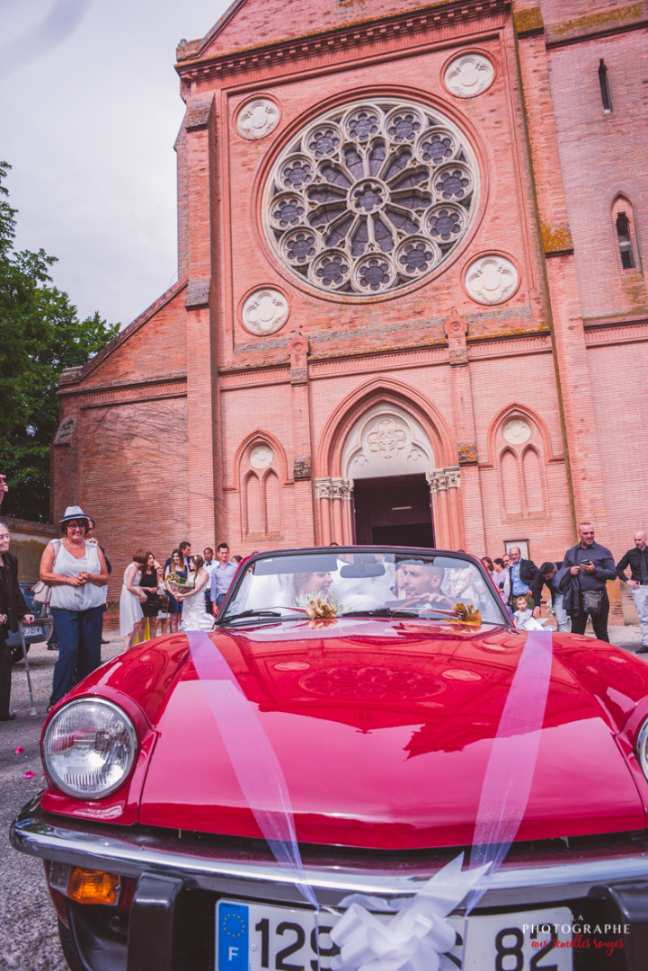 Sortie d&rsquo;église – la dolce vità, château saint louis, mariage Montauban Toulouse