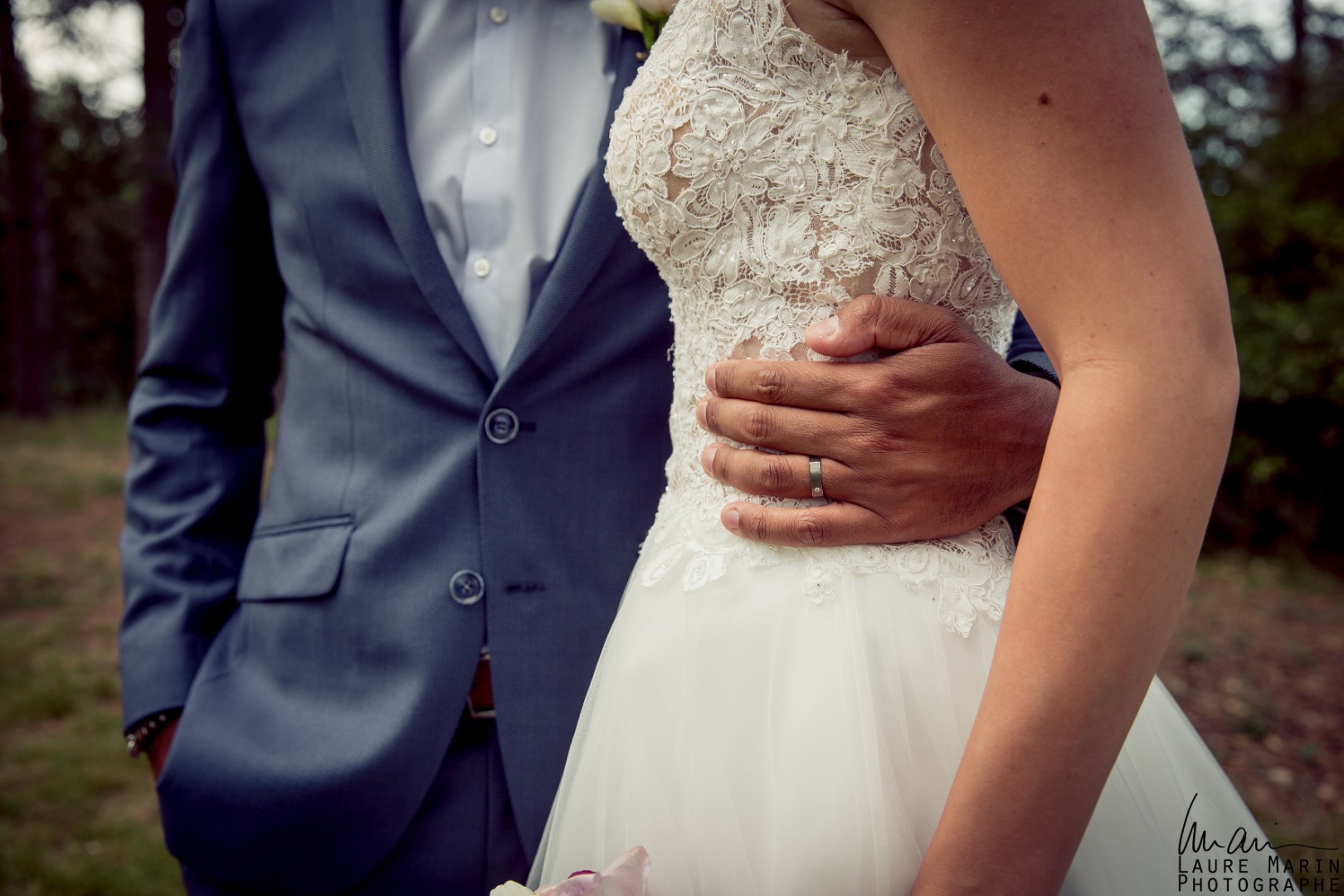 Tenue des mariés enlacés La Dolce Vita Organisation mariage Toulouse