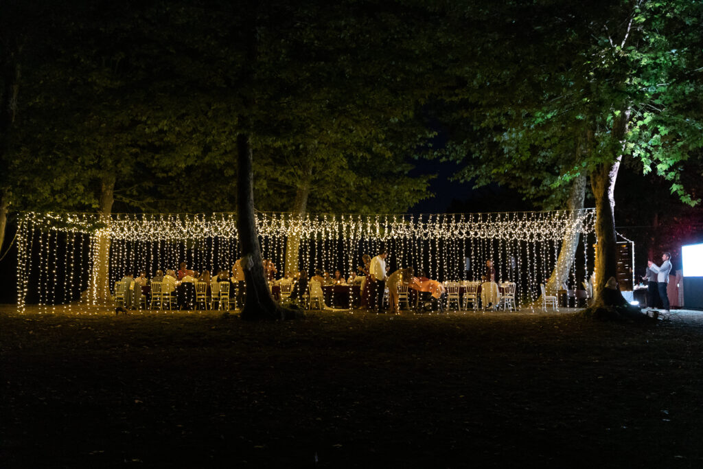 Tunnel en ciel étoilé pour repas mariage dehors