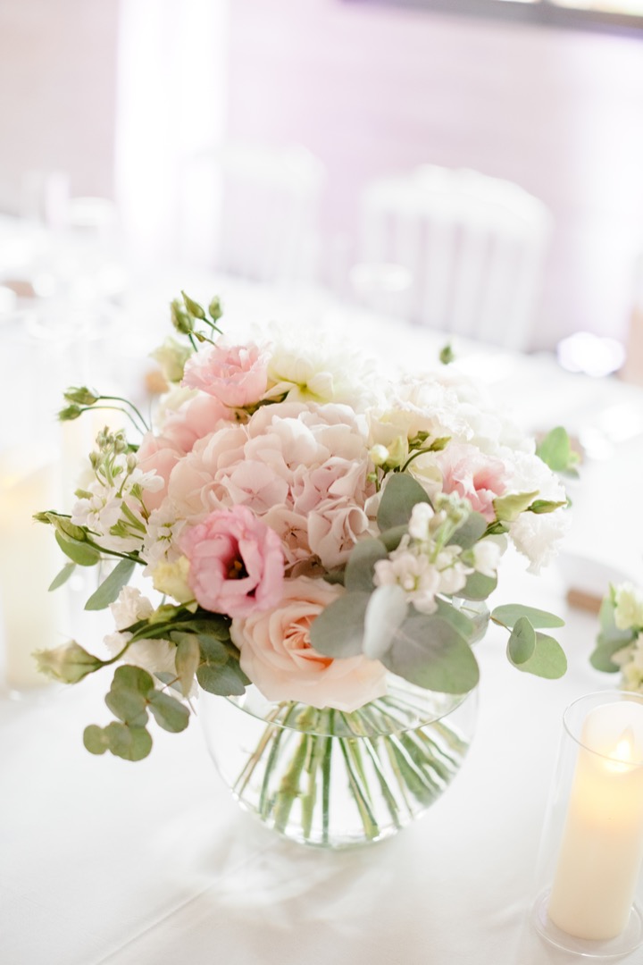 vase boule et fleurs pastels