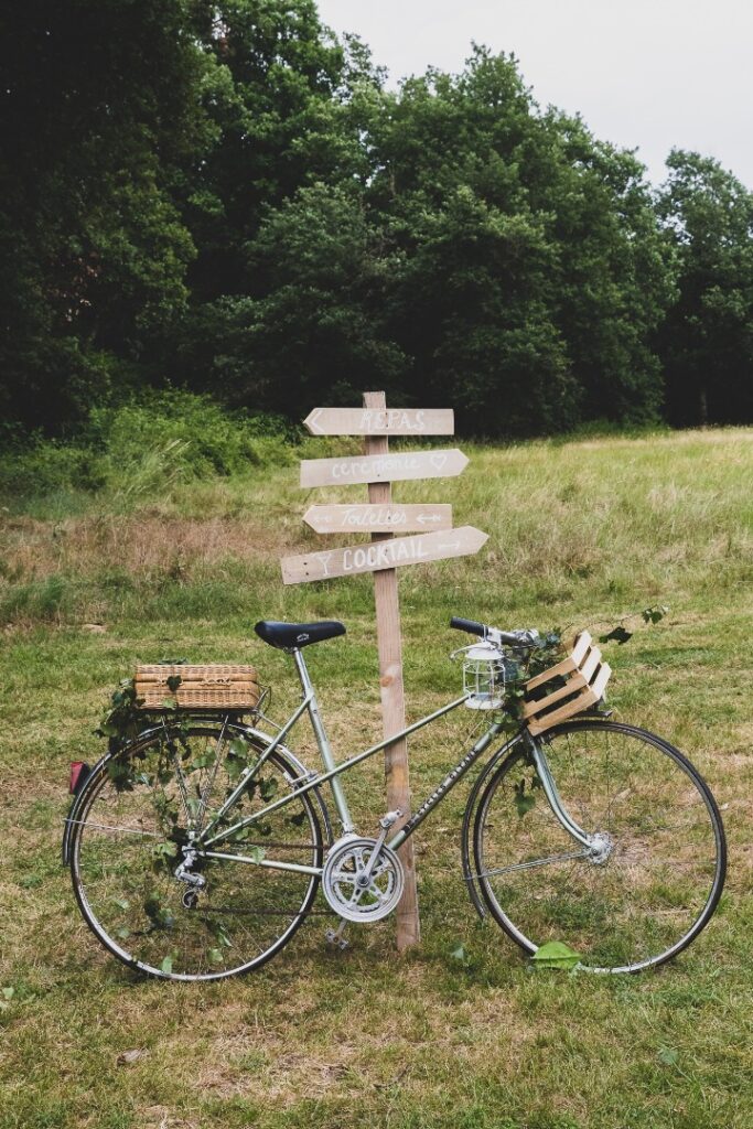 Vélo et panneau champêtre mariage La Dolce Vita Occitanie.JPG