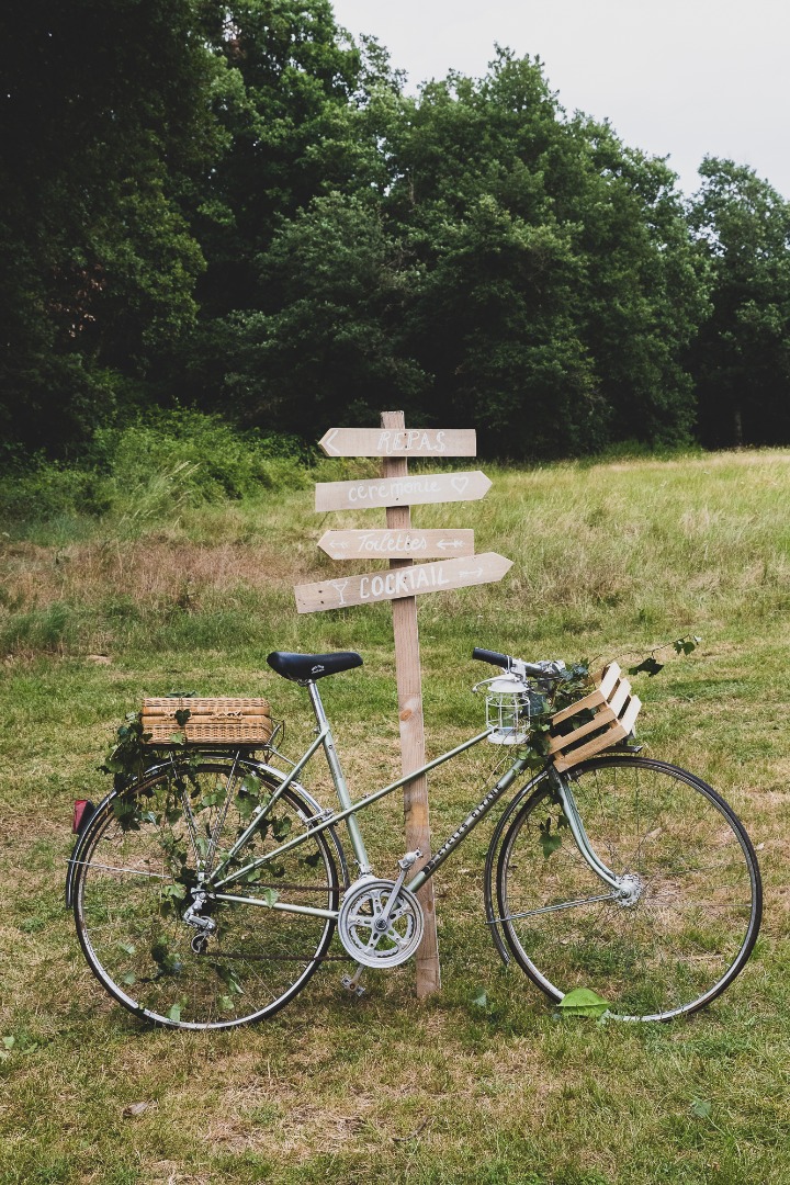 Vélo et panneau champêtre mariage La Dolce Vita Occitanie.JPG